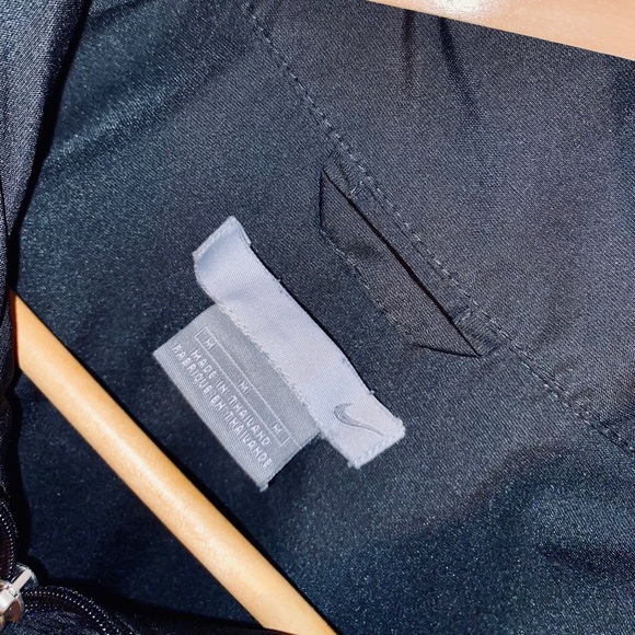 NIKE Men's L, Black Windbreaker Jacket - Picture 3 of 8